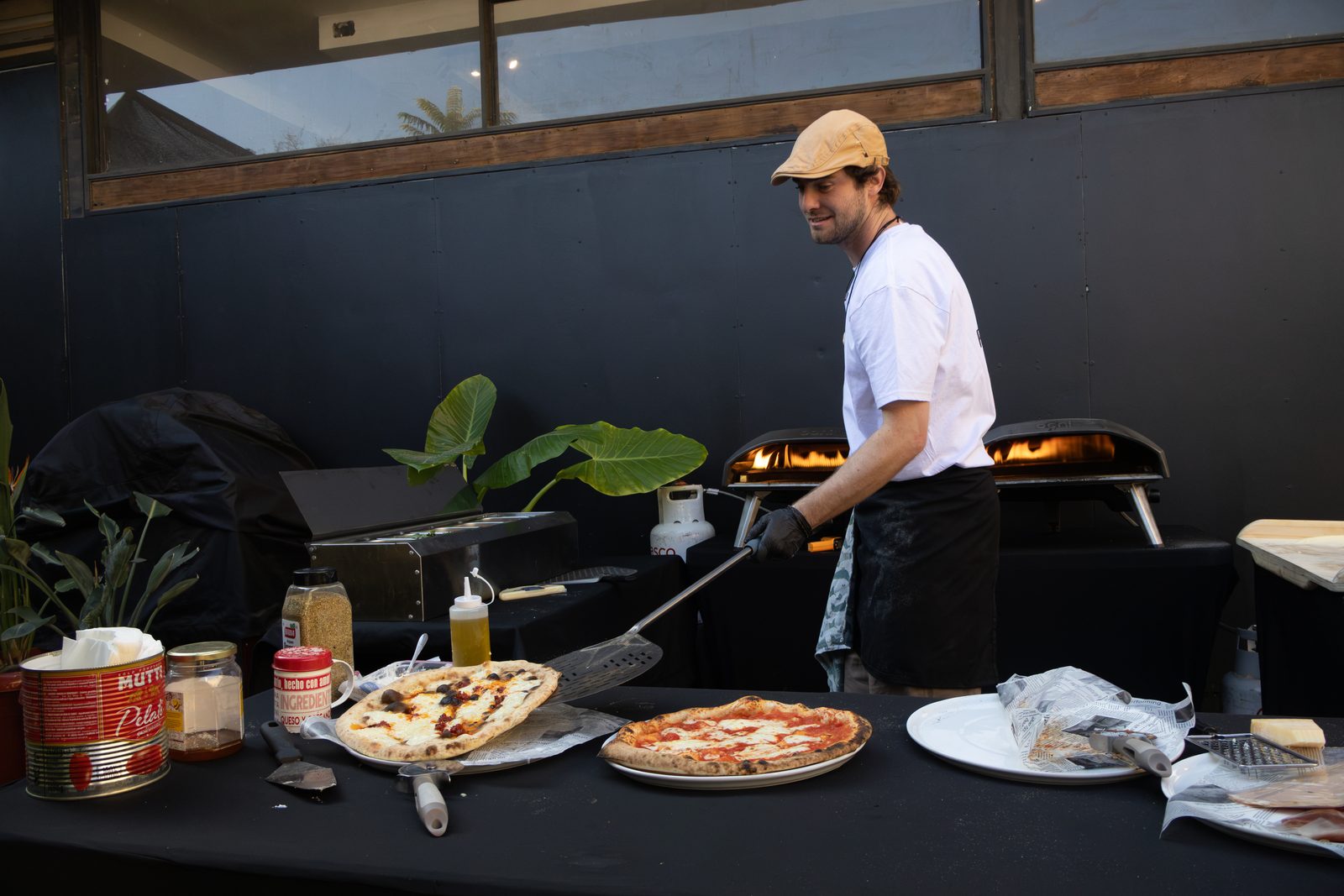 Pedro sacando la pizza del horno