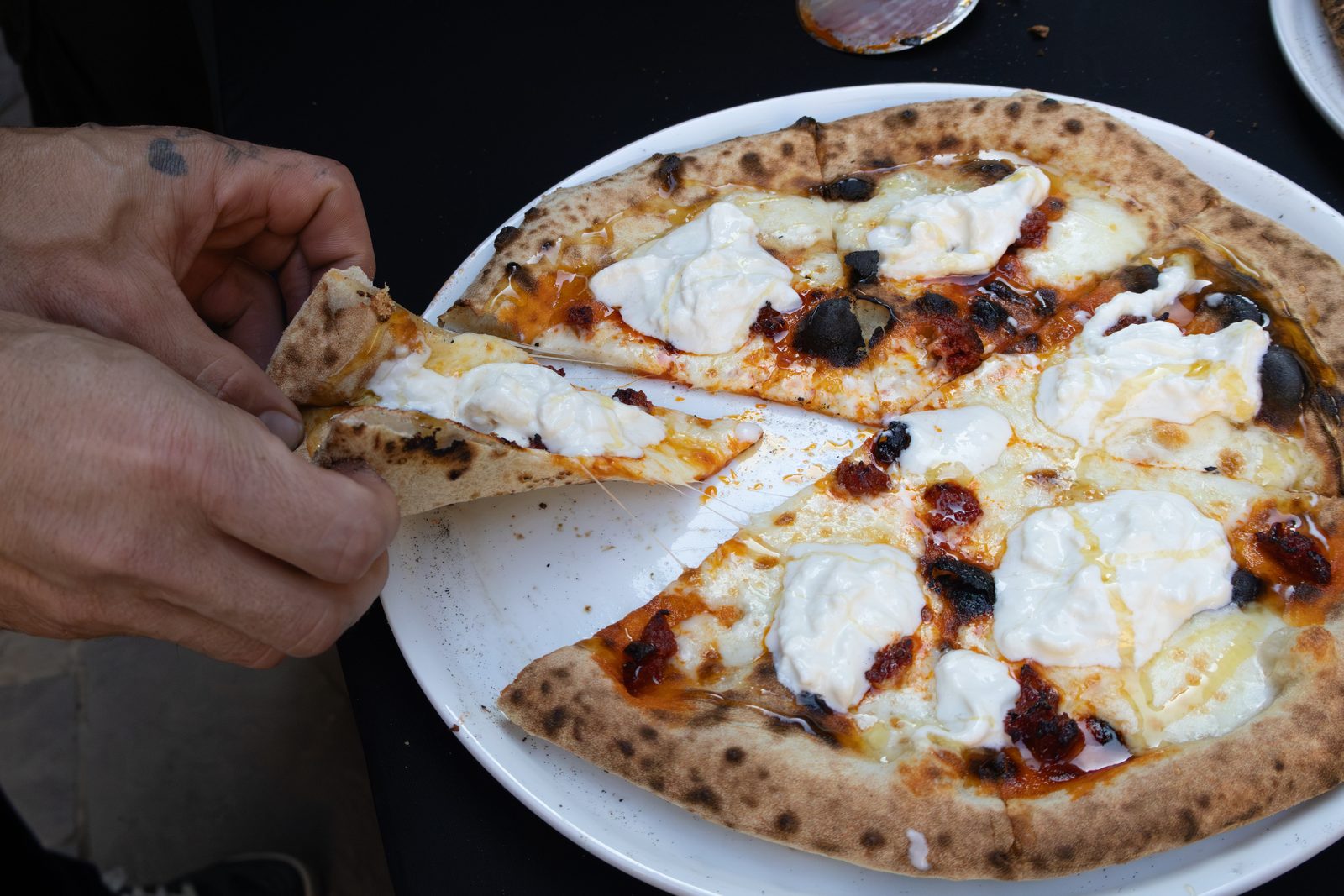 Pizza recién horneada con burrata