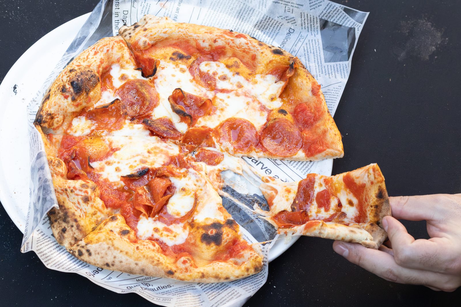 Pizza artesanal recién servida