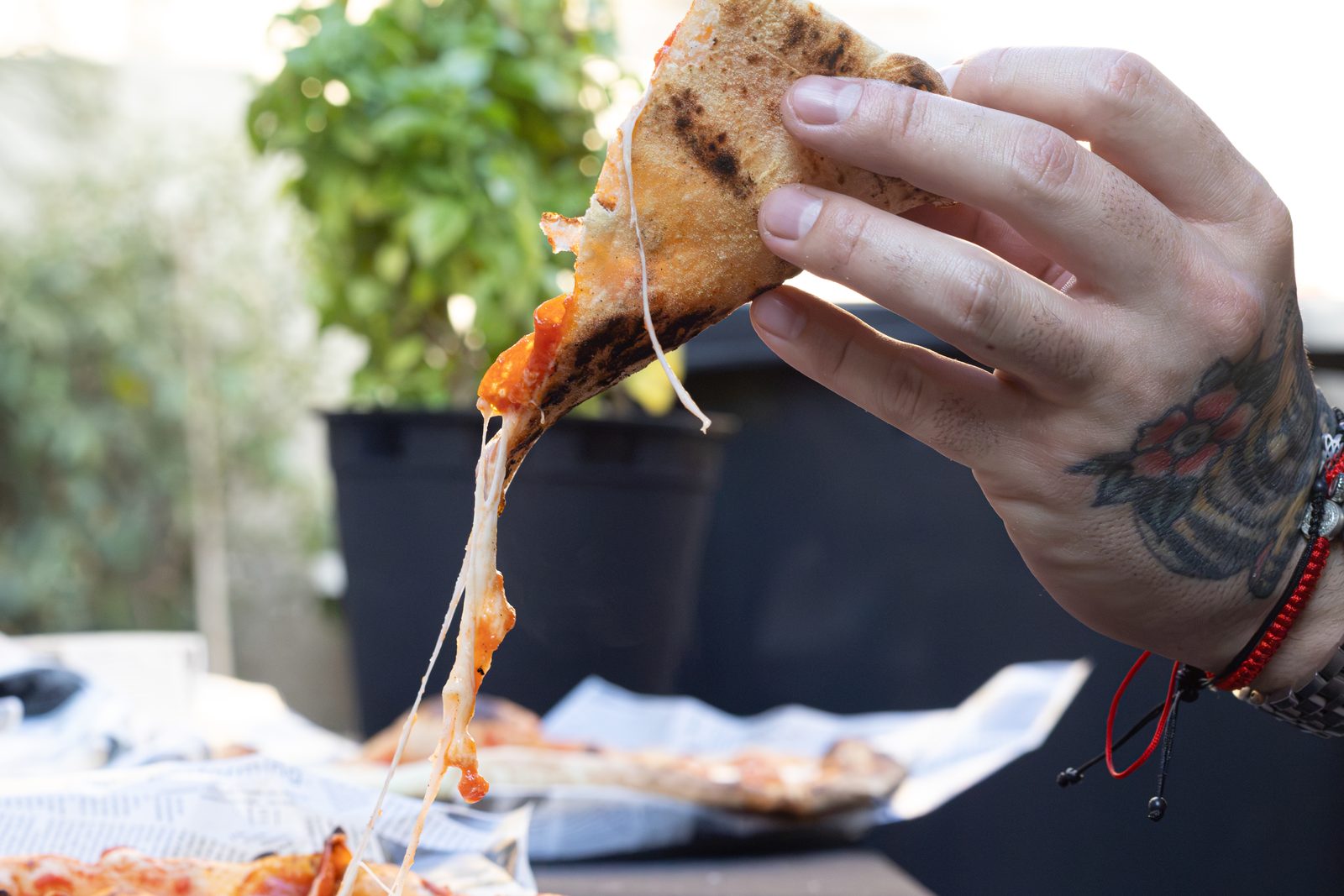 Detalle de pizza con queso derretido